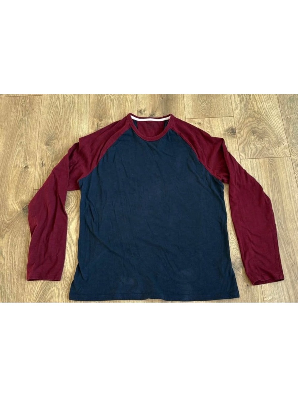 Men’s navy blue and red vintage tee long sleeved